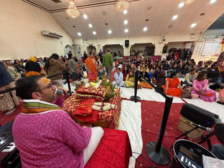 Hindu wedding priest in UAE leading a puja before a congregation